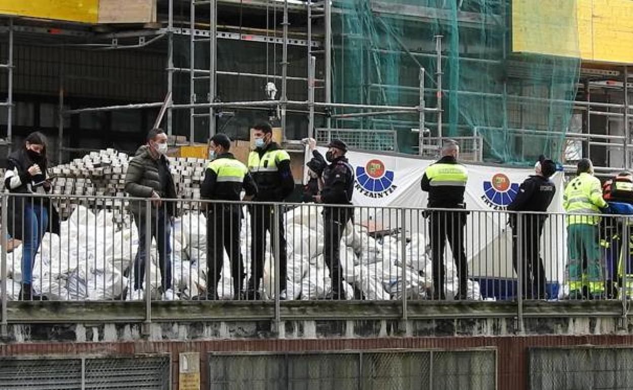 Policías municipales y Ertzaintza, en el lugar del accidente mortal.