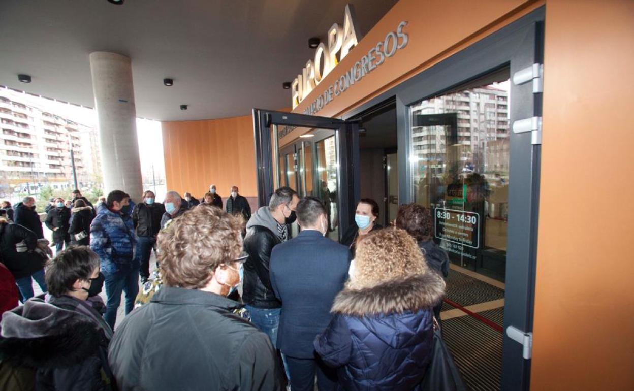 Tensión a las puertas del Palacio Europa de Vitoria donde se celebra el Congreso de Eusko Alkartasuna. 