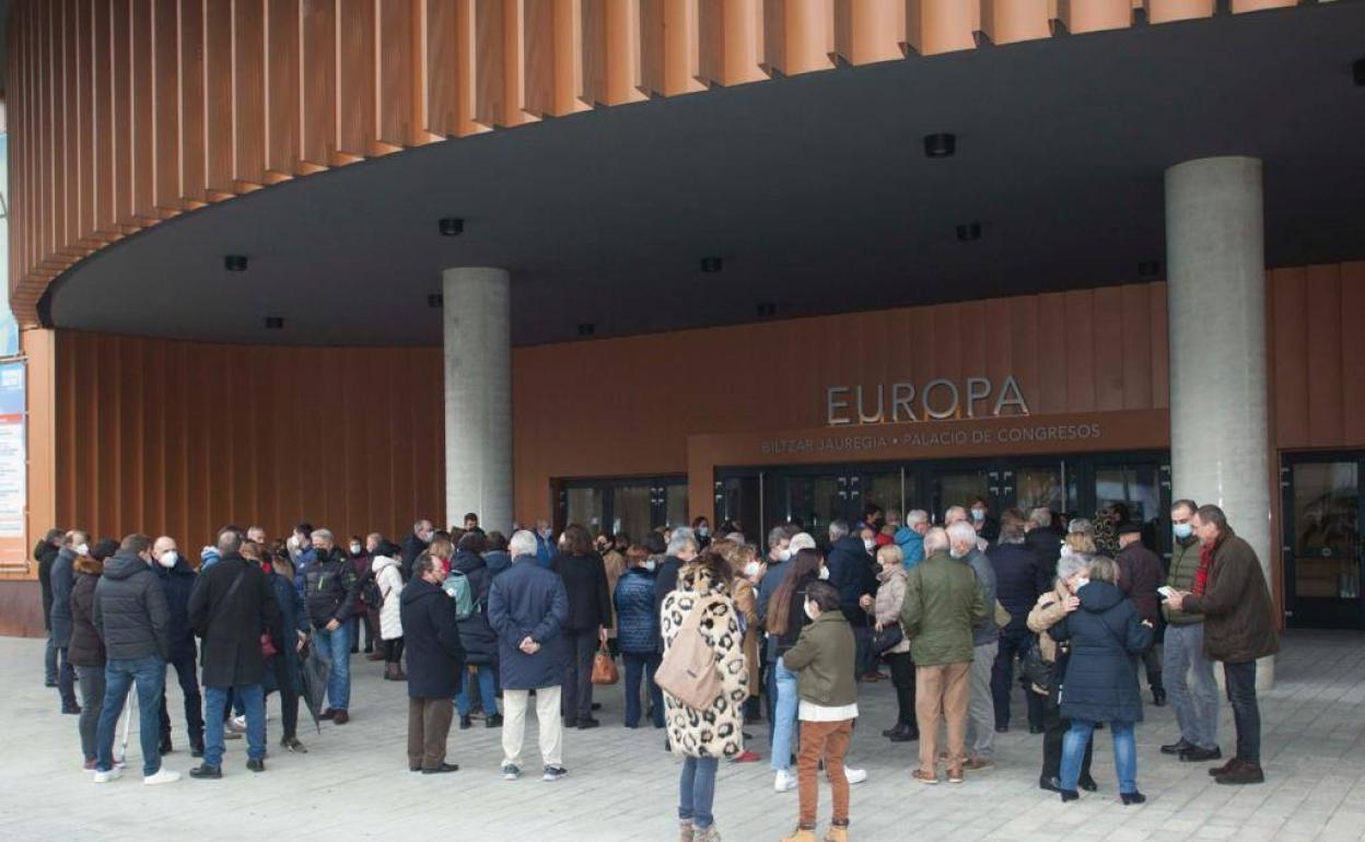 Compromisarios del sector crítico, que querían participar en el congreso de manera presencial, a las puertas del Palacio Europa de Vitoria. 