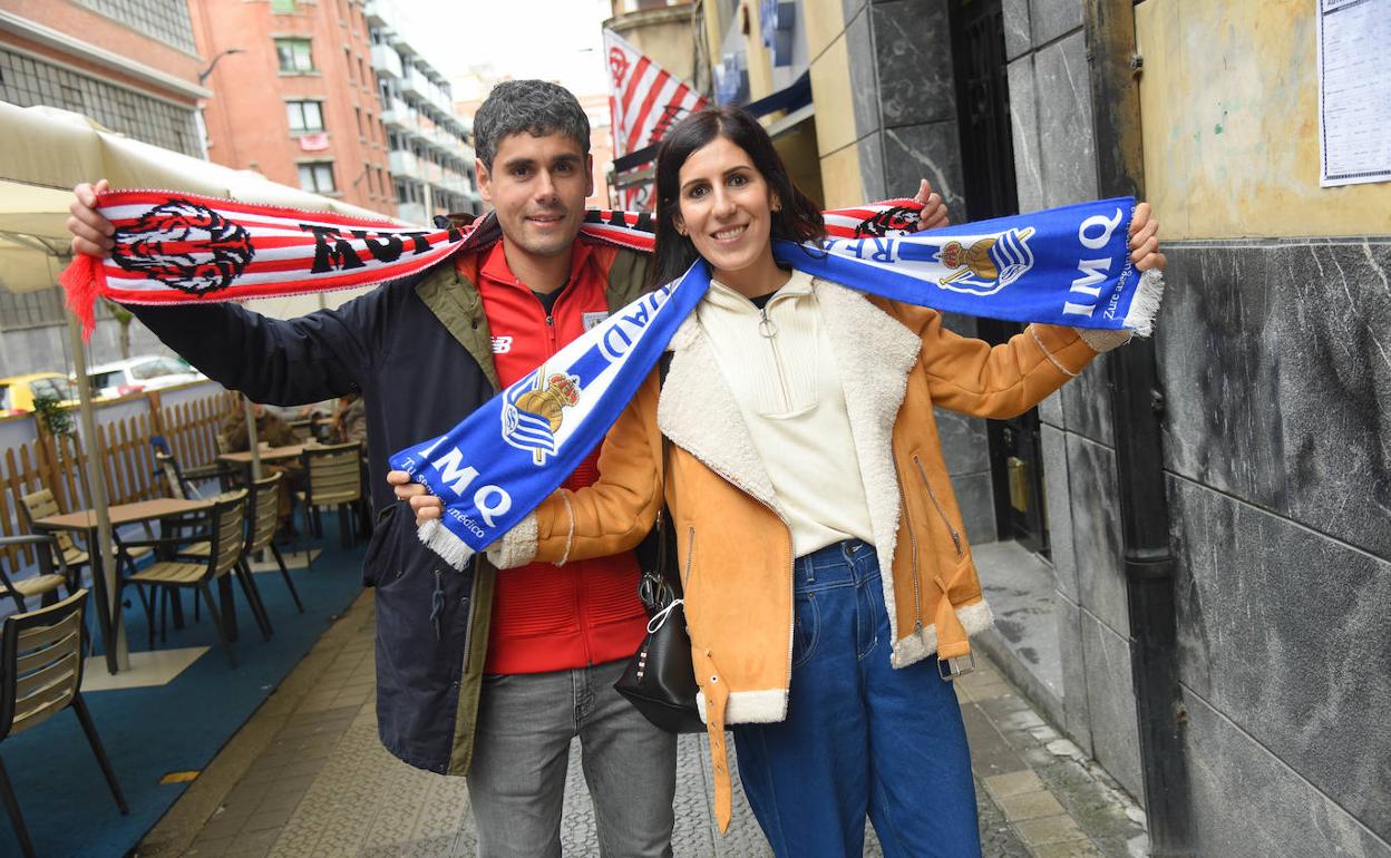 Aficionados de la Real Sociedad y Athletic Club disfrutan del ambiente antes del derbi vasco