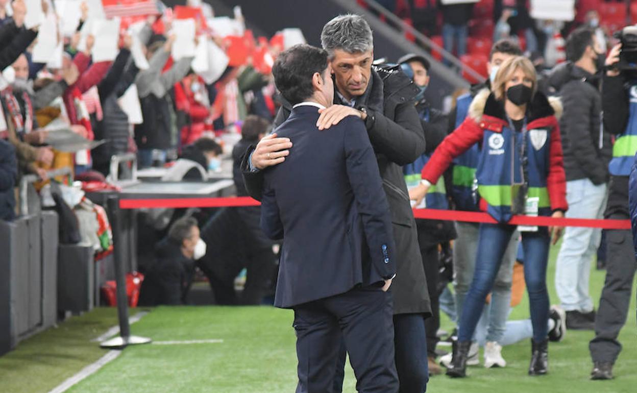 Imanol Alguacil saluda a Marcelino antes del partido