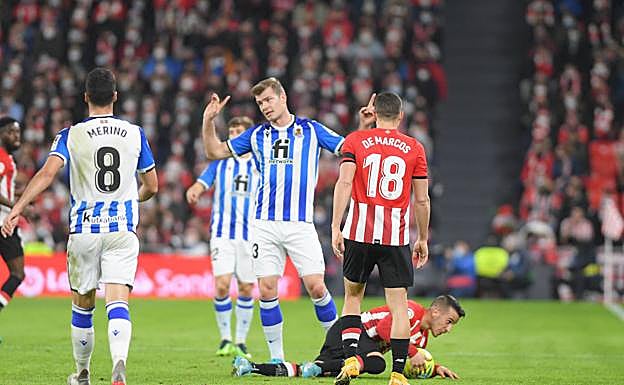 Galería. Sorloth se queja tras una falta cometida ante el Athletic. 