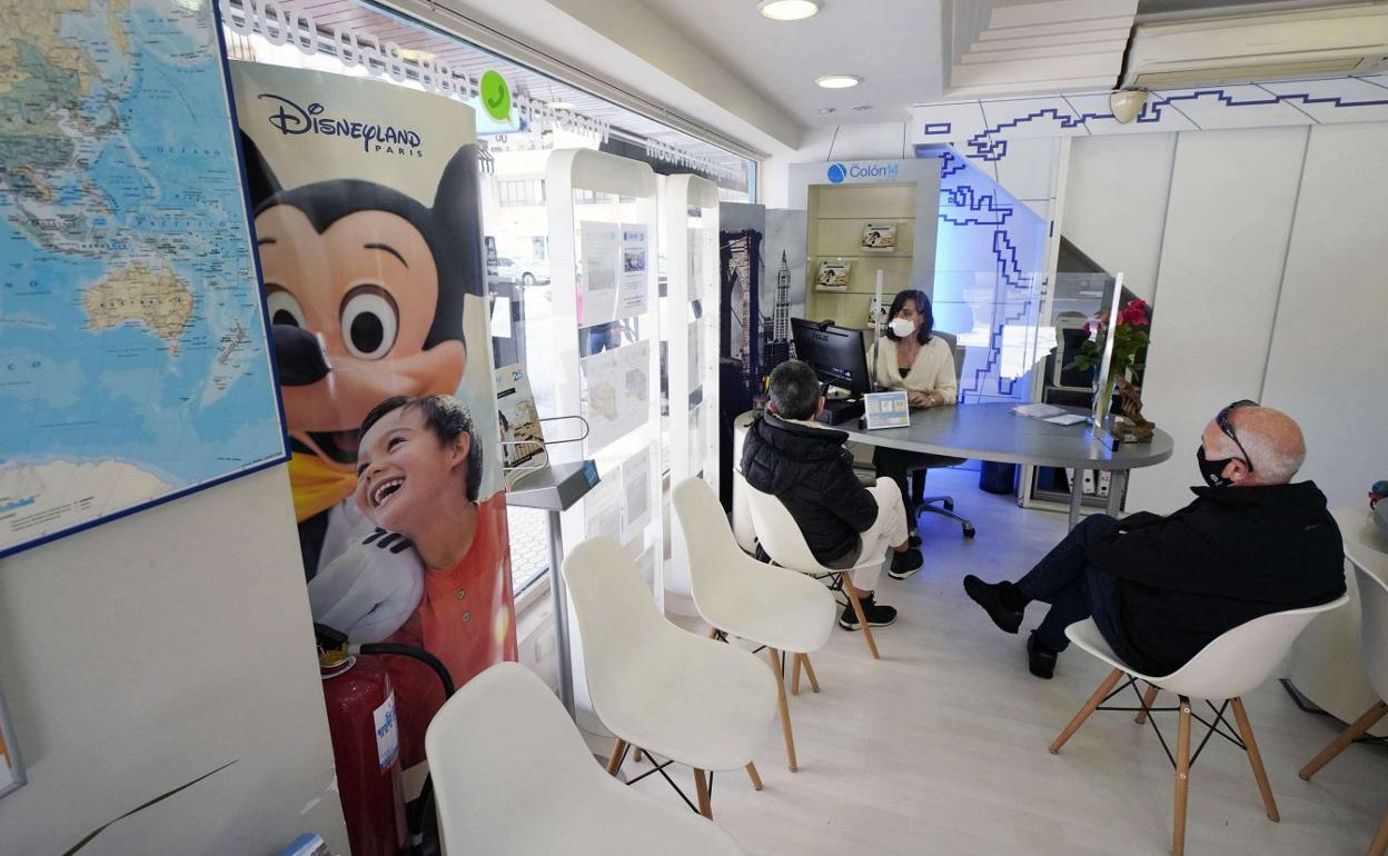 Dos clientes se informan en una agencia de viajes donostiarra. 