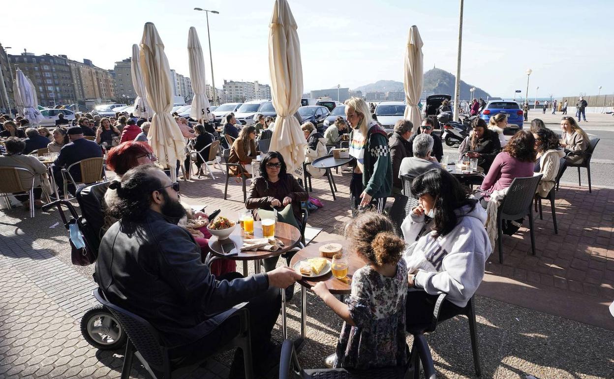 Personas disfrutan de una terraza en Donostia.
