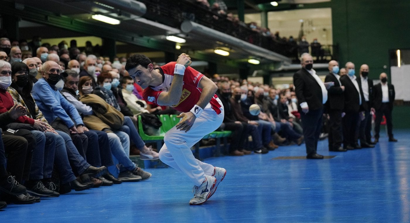 Jokin Altuna devuelve una pelota desde la contracancha en el Beotibar de Tolosa. 