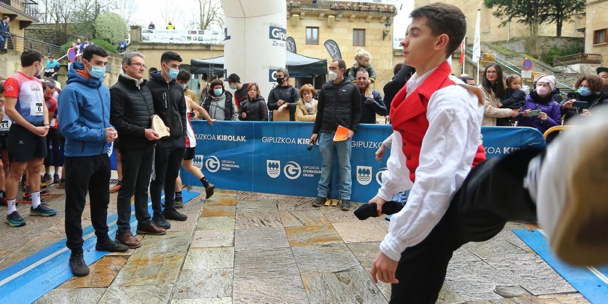 Se rindió un homenaje a Joxemi Badiola, presidente del Club Allerru Txirrindulari Taldea. 