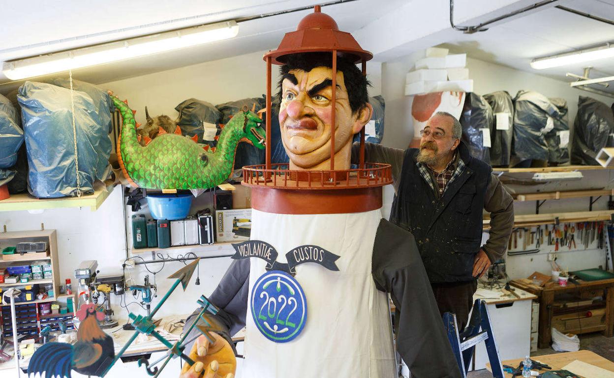 Xabier Garate, en su taller, dando los últimos toques al disfraz que este año lucirá Zanpantzar.