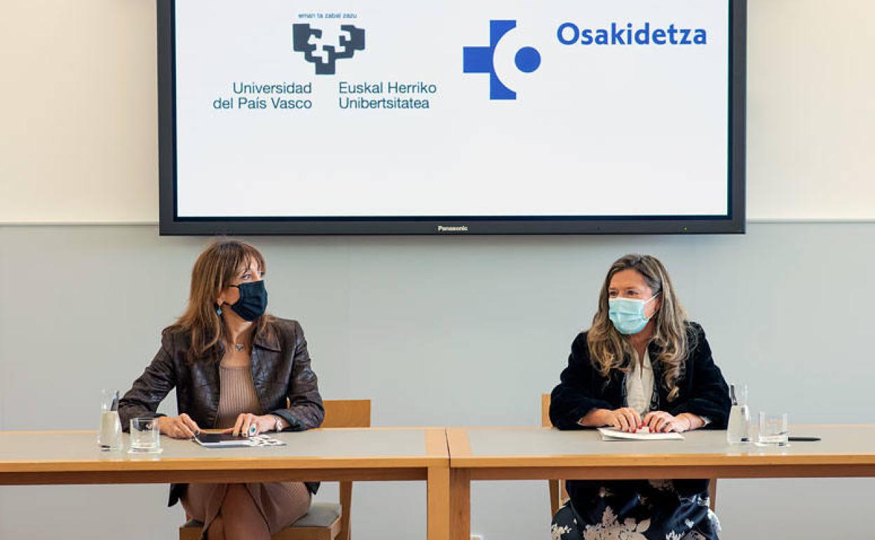 Eva Ferreira eta Gotzone Sagarduik hitzarmena sinatu dute. 