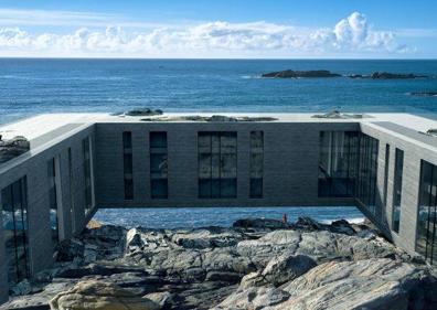 Imagen secundaria 1 - Recreación del hotel y el arquitecto y la empresaria en la isla. 