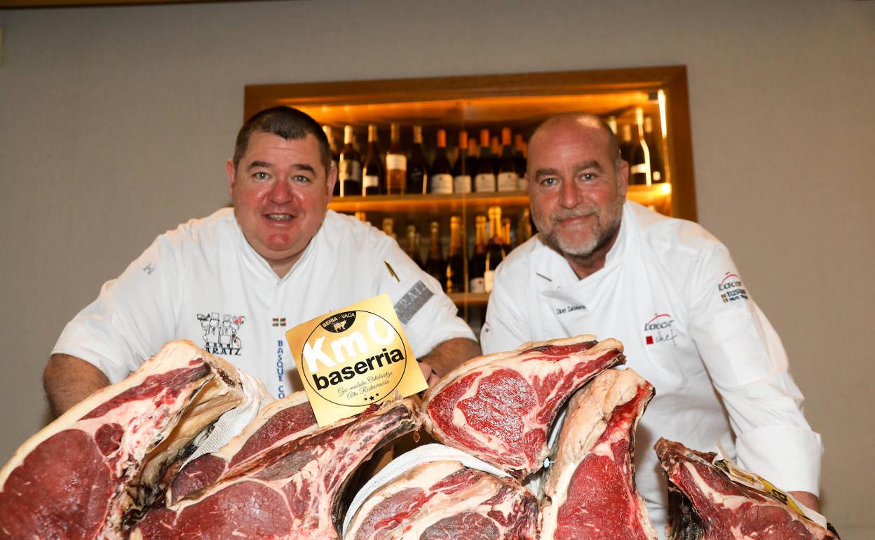 Xabier e Iker Zabaleta posan junto a las piezas de vaca que ya están en la carta del Restaurante Aratz.