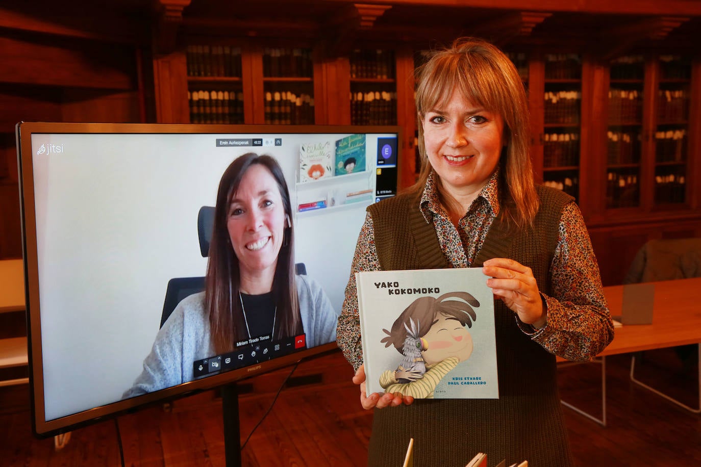 Miriam Tirado pantailan eta Kris Etxabe eskuinean, Donostian egindako agerraldian. 