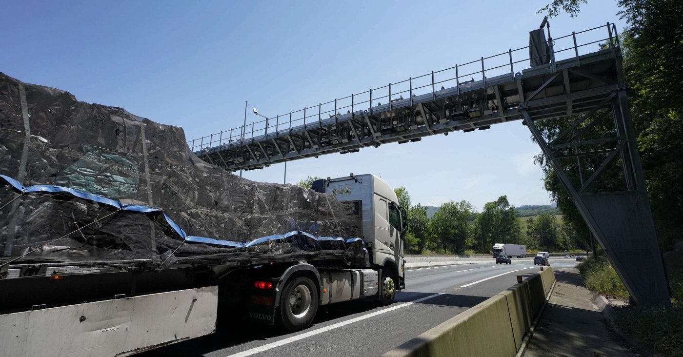 Un camión pasa por debajo de un arco de peaje en la N-I, ahora anulados. 