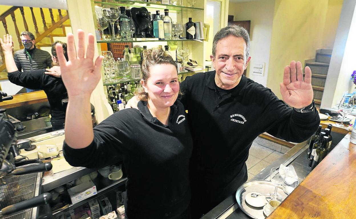Ainara Mutuberria y Javier Iparragirre saludan desde la barra del Arakindegia. 