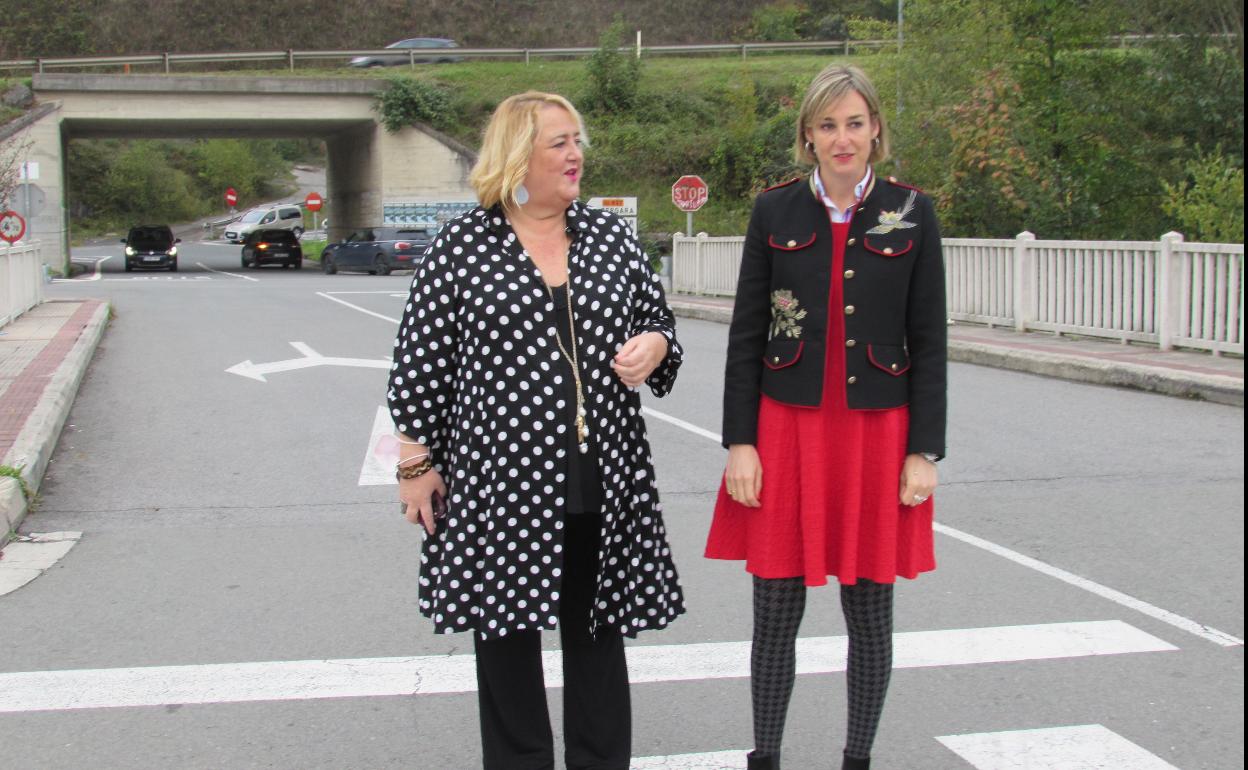 La diputada foral de Infraestructura Viarias, Aintzane Oiarbide, y la alcaldesa, María Ubarretxena, en la presentación del proyecto de la nueva rotonda el pasado mes de octubre. 