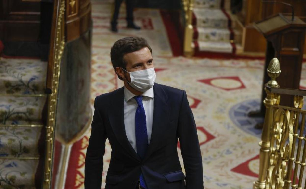 El presidente del Partido Popular, Pablo Casado, abandona el hemiciclo. 