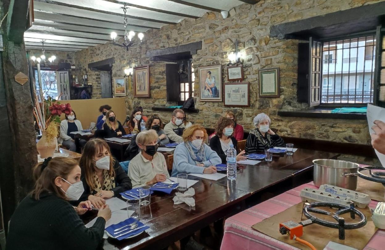 Curso de eleboración de pellas y torradas en Gure Ametsa de San Antonio. 