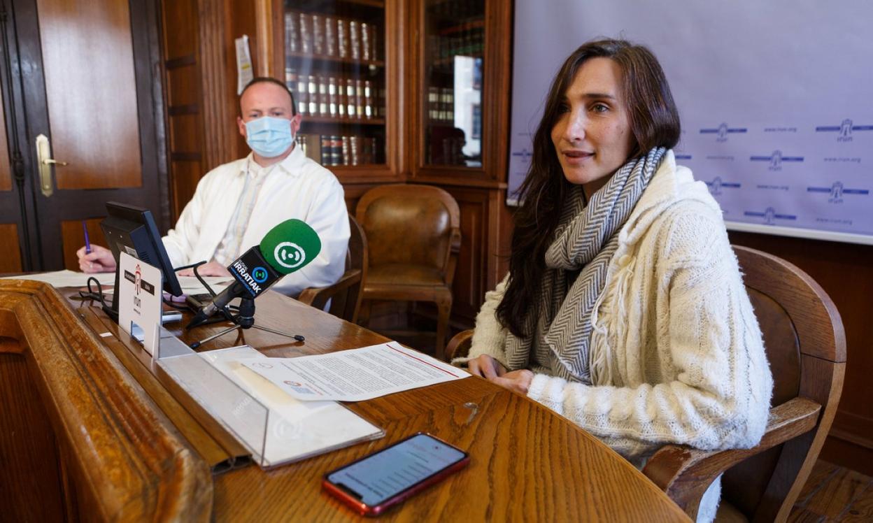 Koldo Zabala y Miren Echeveste presentaron ayer el calendario para el quinto Plan de Igualdad. 