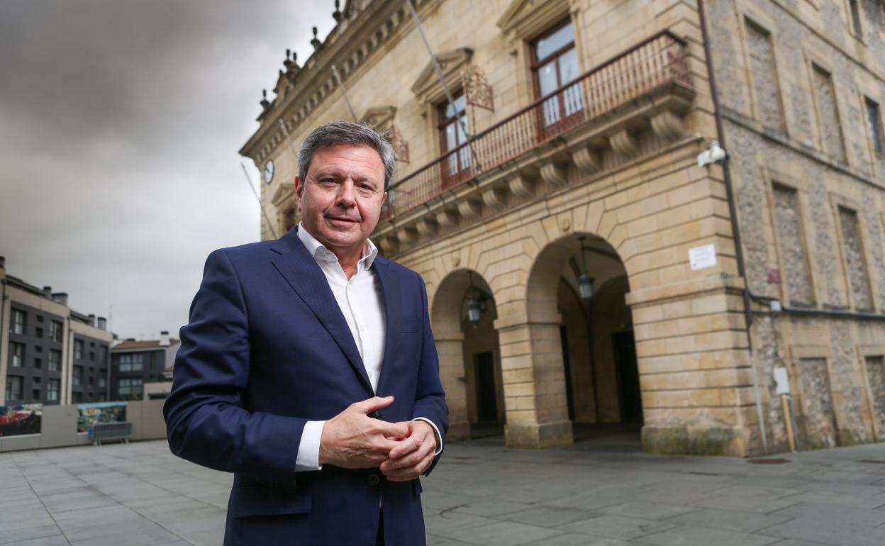 El alcalde de Irun, José Antonio Santano, posa ante el Ayuntamiento.