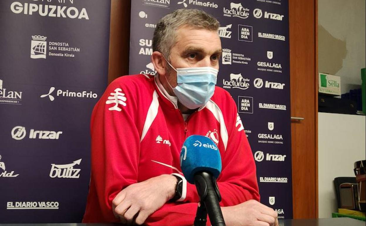 El técnico del Bera Bera, Imanol Alvarez, durante la rueda de prensa. 