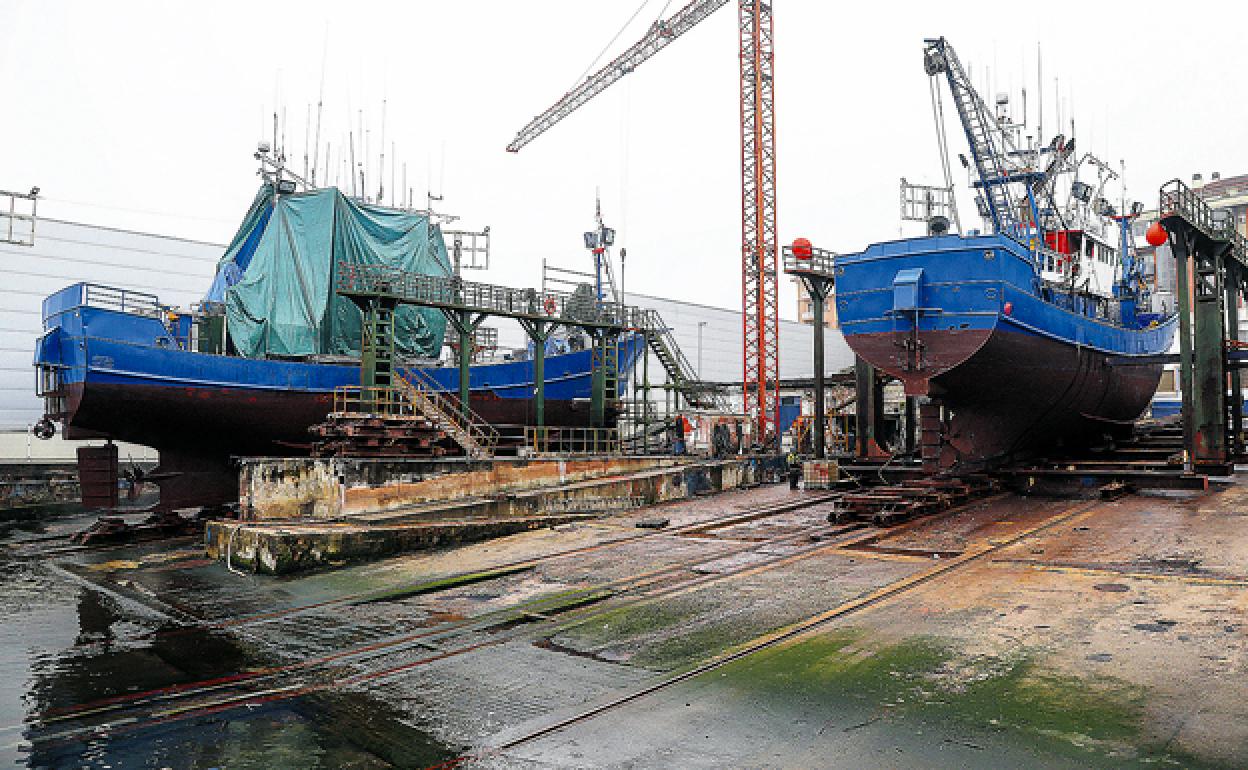 El taller en tierra de los barcos de bajura en Euskadi