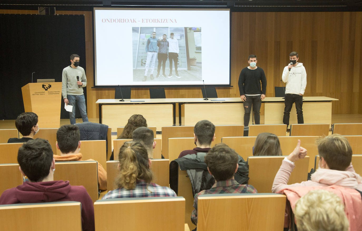 El grupo Croquettak de CPEIPS La Salle-Berrozpe HLBHIP (Andoain) en un momento de la defensa de su proyecto ante el tribunal 