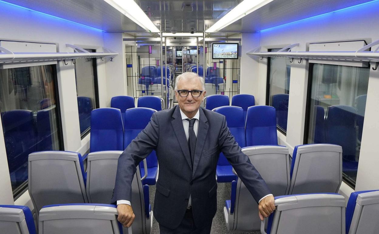 Andrés Arizkorreta, presidente de CAF, en el interior de un tren. 