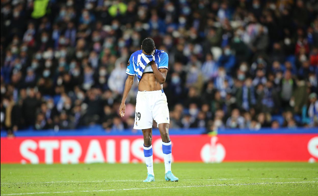 Isak se lamenta en el partido del jueves. Otra de esas imágenes icónicas que brinda el fútbol. 