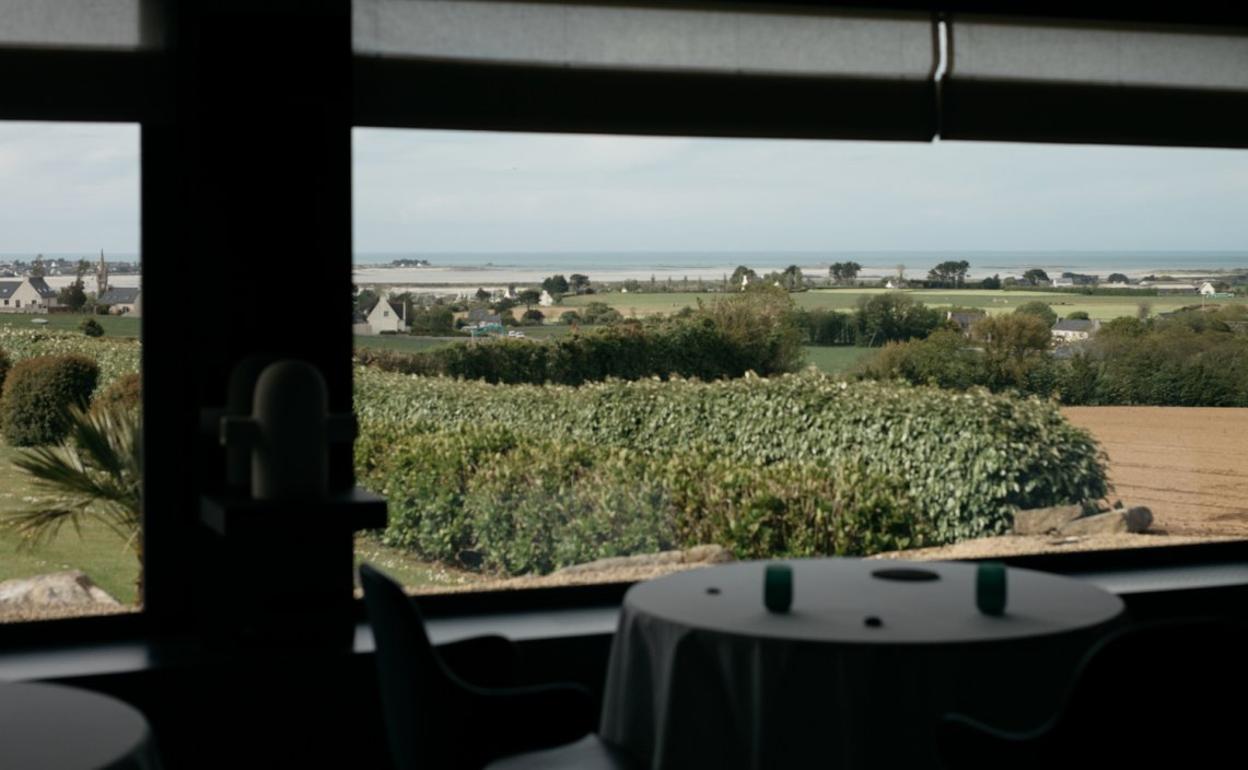 La ubicación del restaurante La Butte, frente a la Bahía de Goulven, y las vistas desde el mismo son maravillosas.