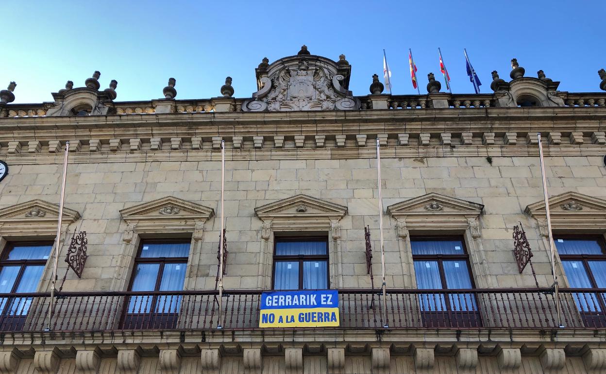 Pancarta colocada en la fachada del ayuntamiento de Irun. 