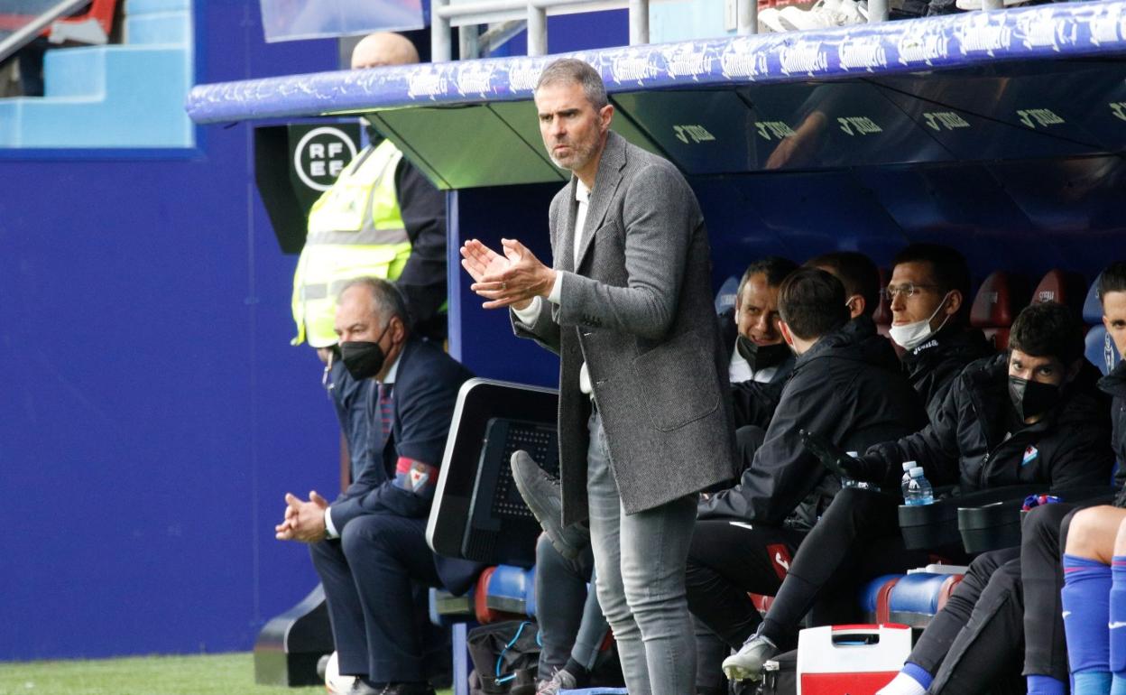 Garitano aplaude a los suyos durante un lance del juego. 