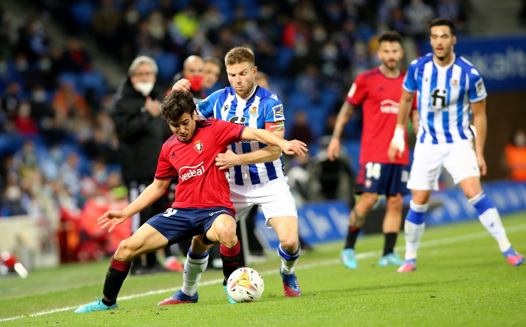 Illarramendi pugna con Manu Sáncehz por un balón. 