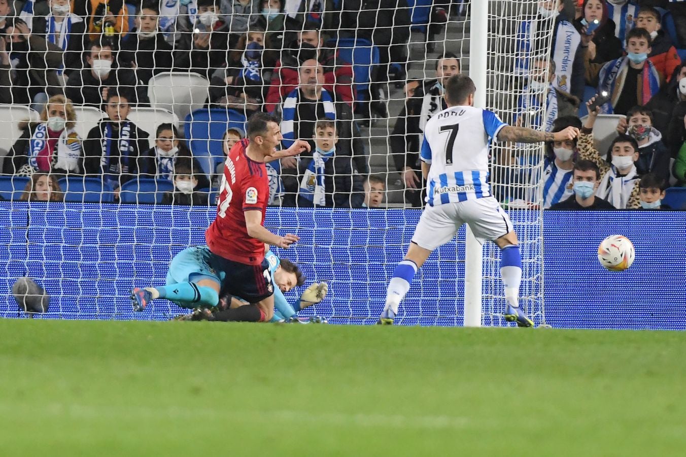 Una Real Sociedad con Pacheco, Djouahra, Martín y Sola se lleva una gran victoria gracias al gol de Aritz en un córner. 