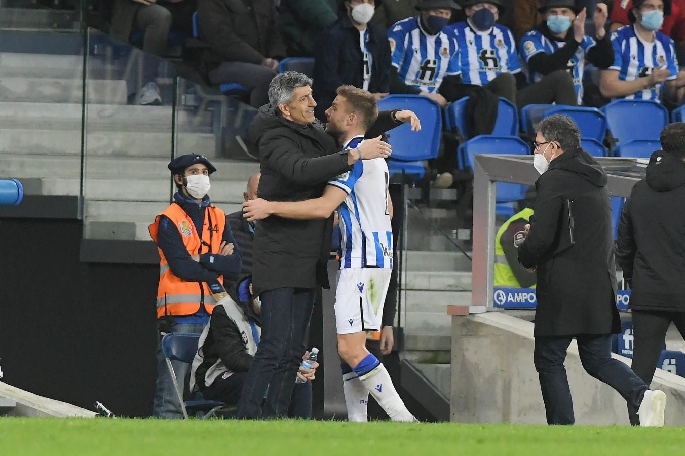 Una Real Sociedad con Pacheco, Djouahra, Martín y Sola se lleva una gran victoria gracias al gol de Aritz en un córner. 