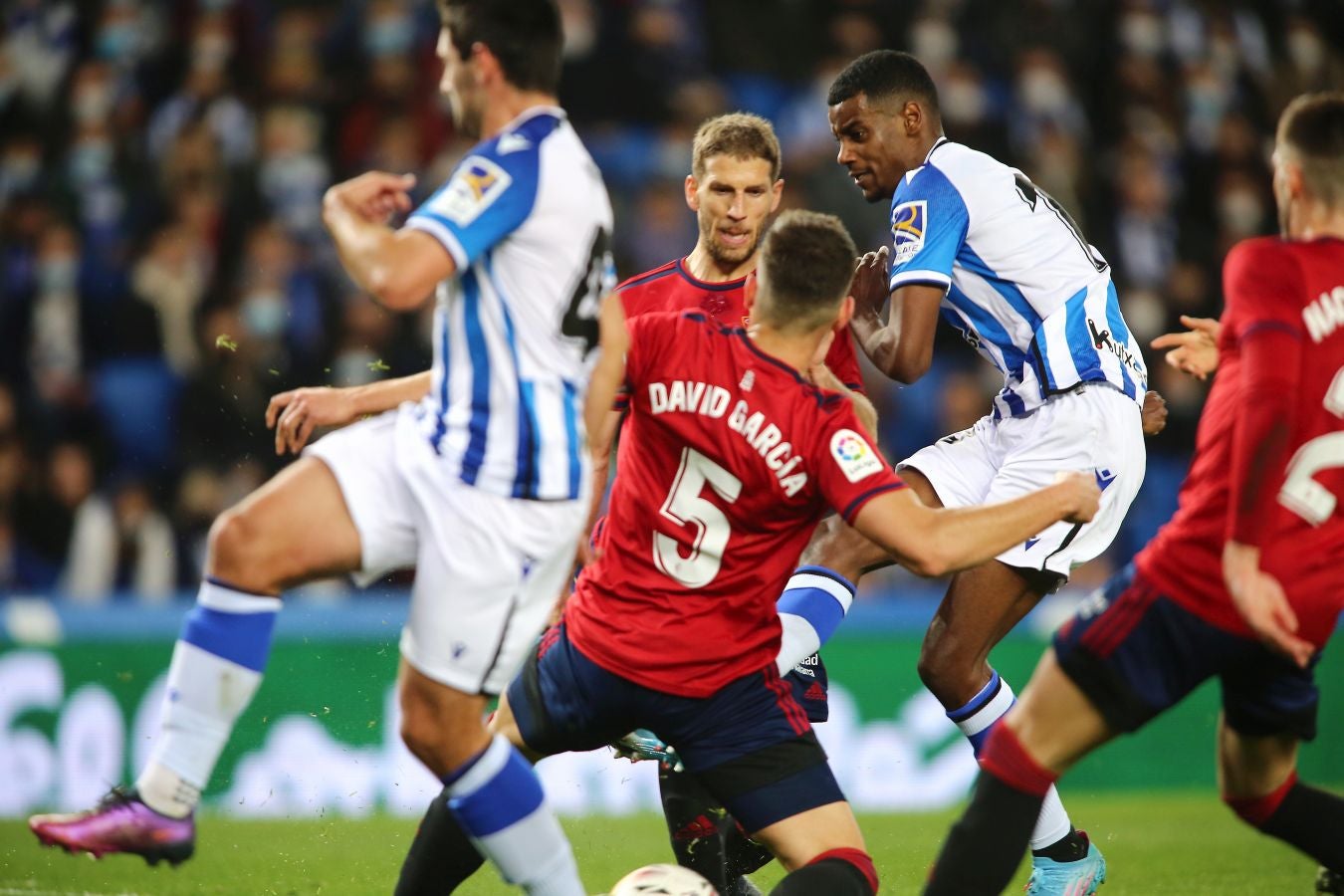 Una Real Sociedad con Pacheco, Djouahra, Martín y Sola se lleva una gran victoria gracias al gol de Aritz en un córner. 