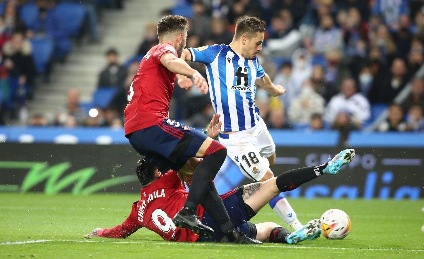 Una Real Sociedad con Pacheco, Djouahra, Martín y Sola se lleva una gran victoria gracias al gol de Aritz en un córner. 