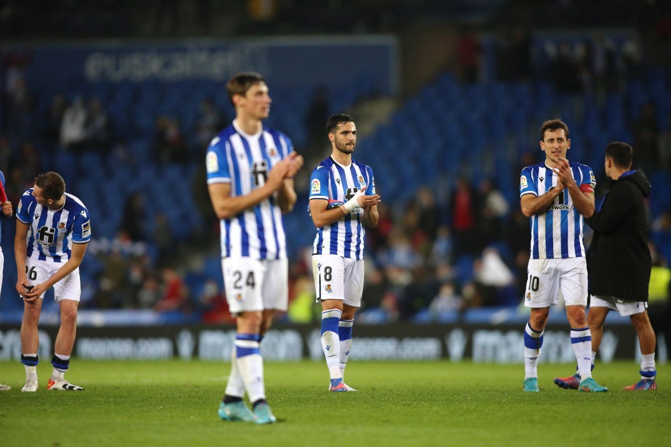 Una Real Sociedad con Pacheco, Djouahra, Martín y Sola se lleva una gran victoria gracias al gol de Aritz en un córner. 