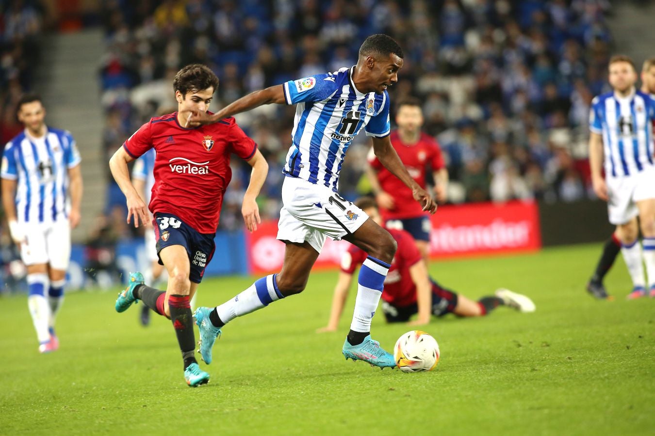 Una Real Sociedad con Pacheco, Djouahra, Martín y Sola se lleva una gran victoria gracias al gol de Aritz en un córner. 