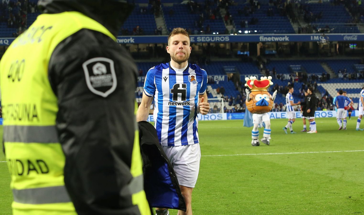 Una Real Sociedad con Pacheco, Djouahra, Martín y Sola se lleva una gran victoria gracias al gol de Aritz en un córner. 