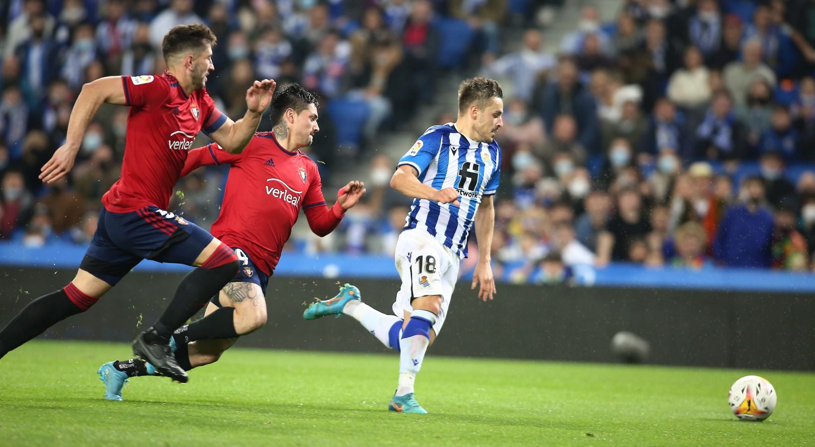 Una Real Sociedad con Pacheco, Djouahra, Martín y Sola se lleva una gran victoria gracias al gol de Aritz en un córner. 