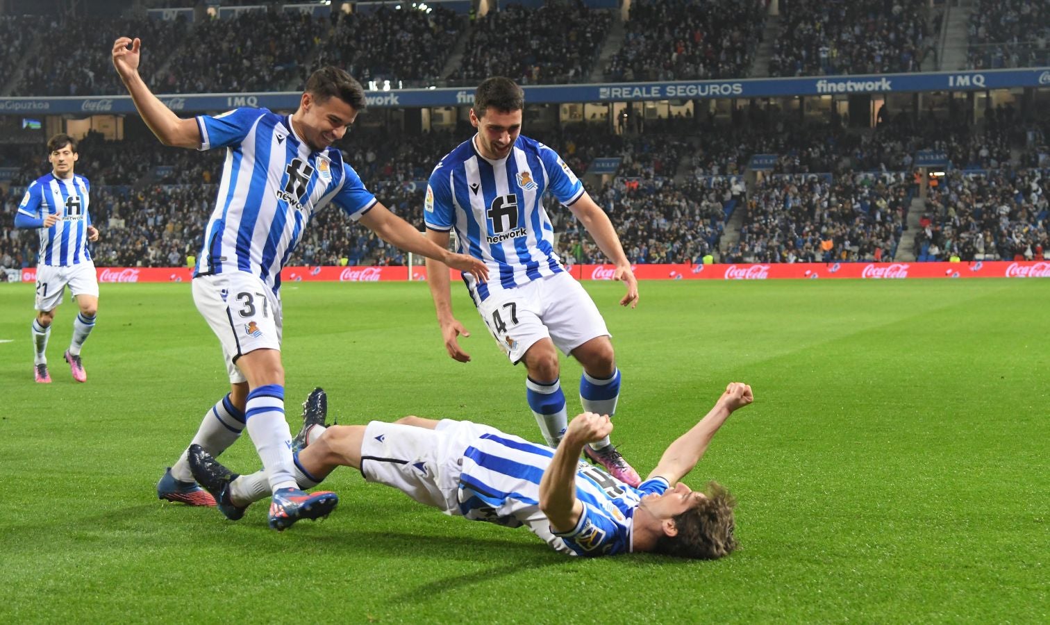 Una Real Sociedad con Pacheco, Djouahra, Martín y Sola se lleva una gran victoria gracias al gol de Aritz en un córner. 