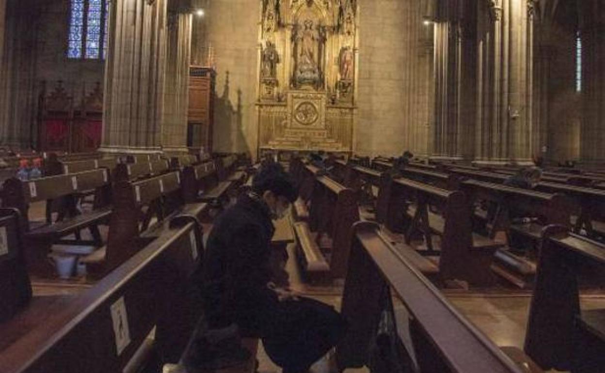 Una mujer reza en la catedral del Buen Pastor