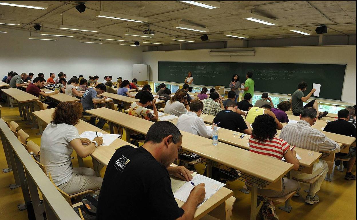 Aspirantes a una OPE de Osakidetza se someten a un examen de acceso. 