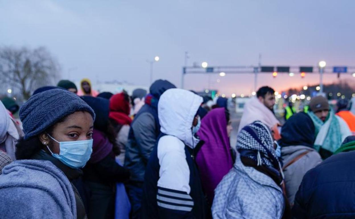 Ciudadanos que abandona Ucrania intentan pasar la frontera con Polonia. 