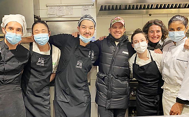 Dabiz Muñoz con el equipo de Casa Urola la noche del sábado. 