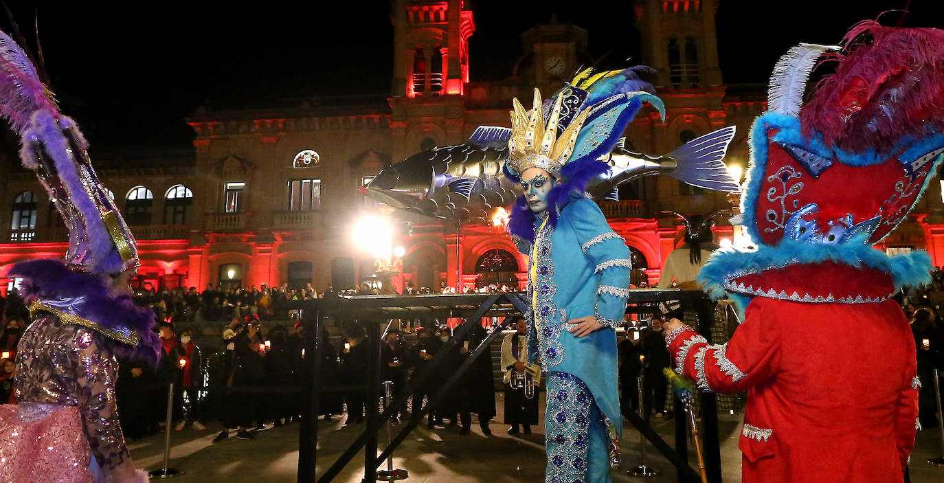 Fotos: Lloros y llamas en el Entierro de la Sardina en Donostia