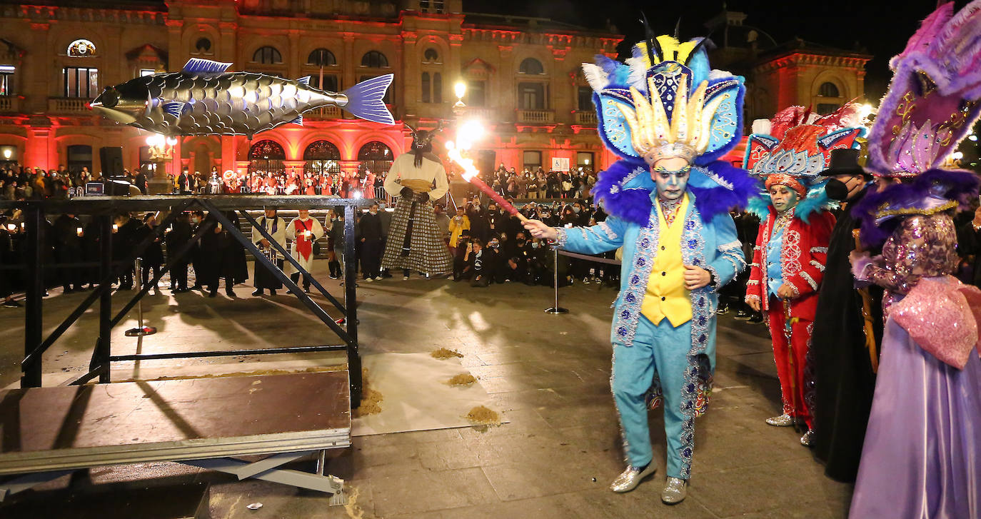 Fotos: Lloros y llamas en el Entierro de la Sardina en Donostia