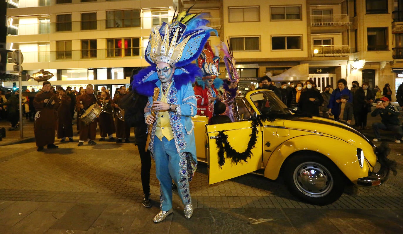 Fotos: Lloros y llamas en el Entierro de la Sardina en Donostia