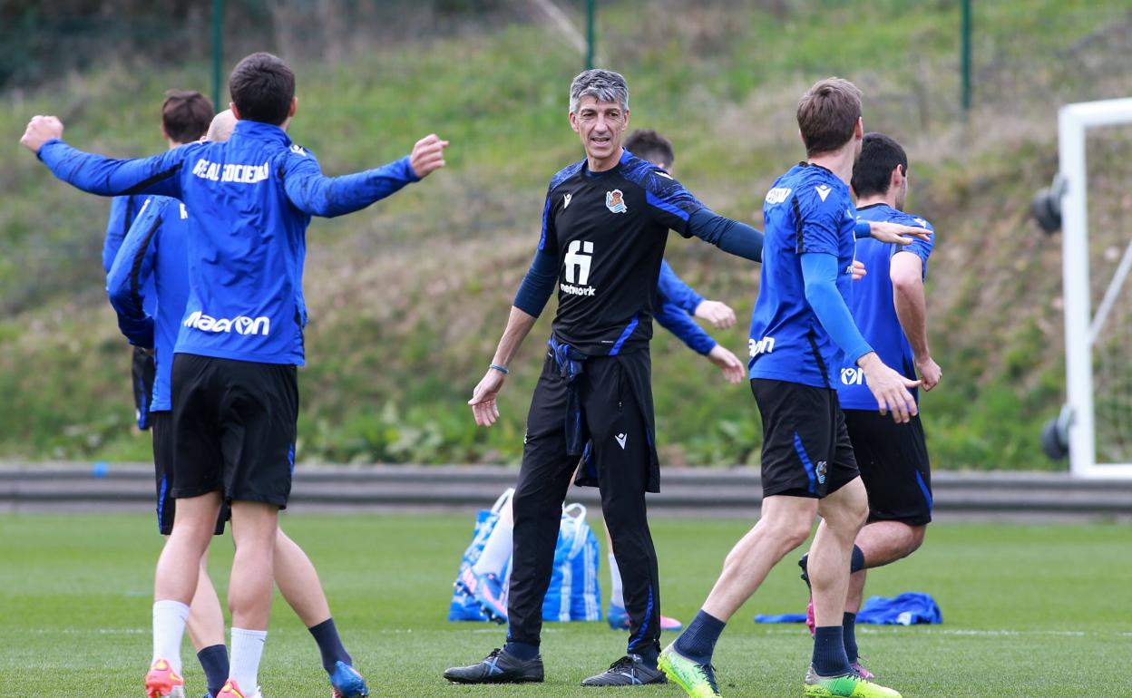 Imanol saluda a Monreal en el inicio del entrenamiento de ayer en Zubieta. 