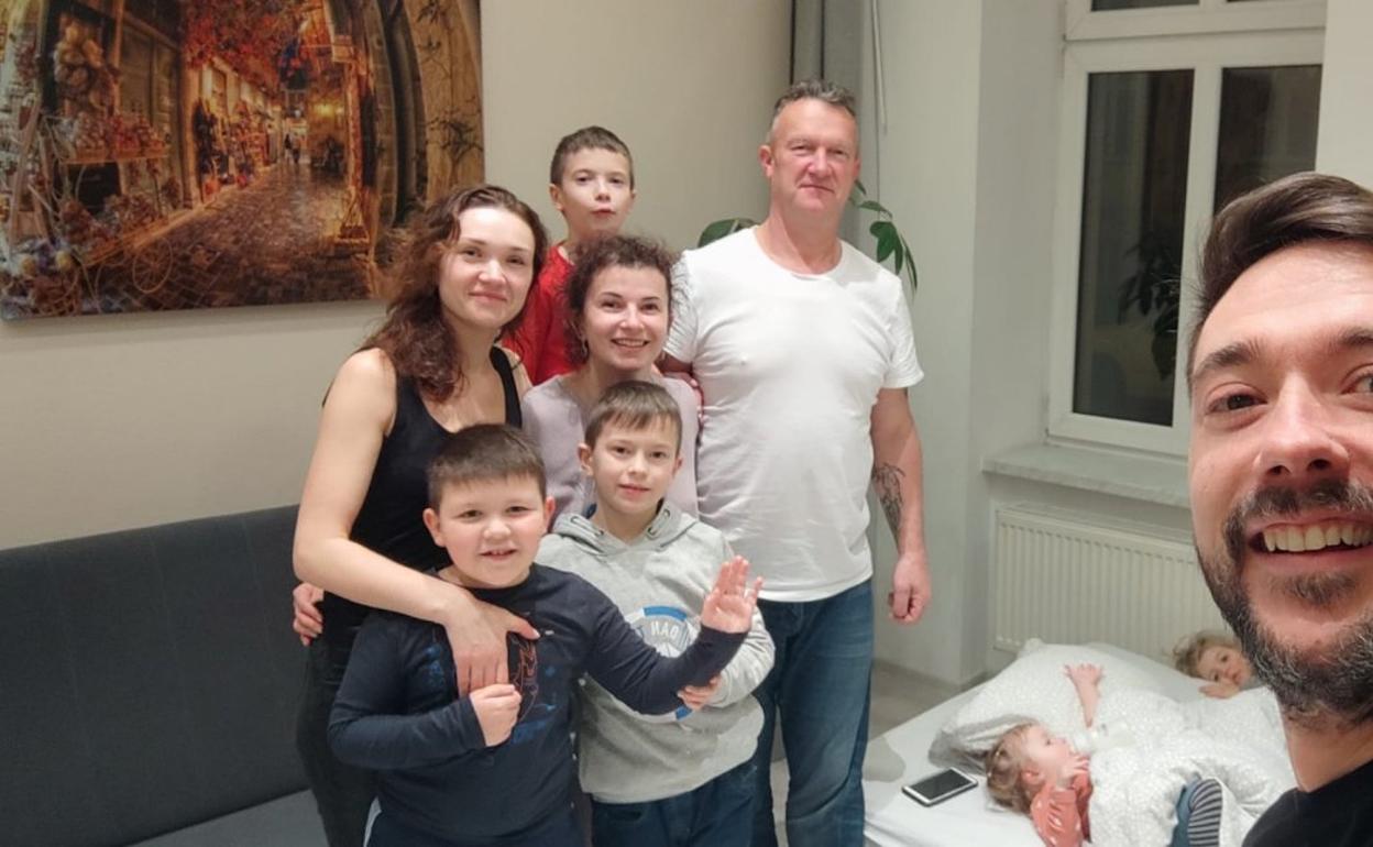 El eibartarra Igor Martín se hace una foto tras reunirse con su familia ucraniana en Katowice antes de venir a Donostia. 