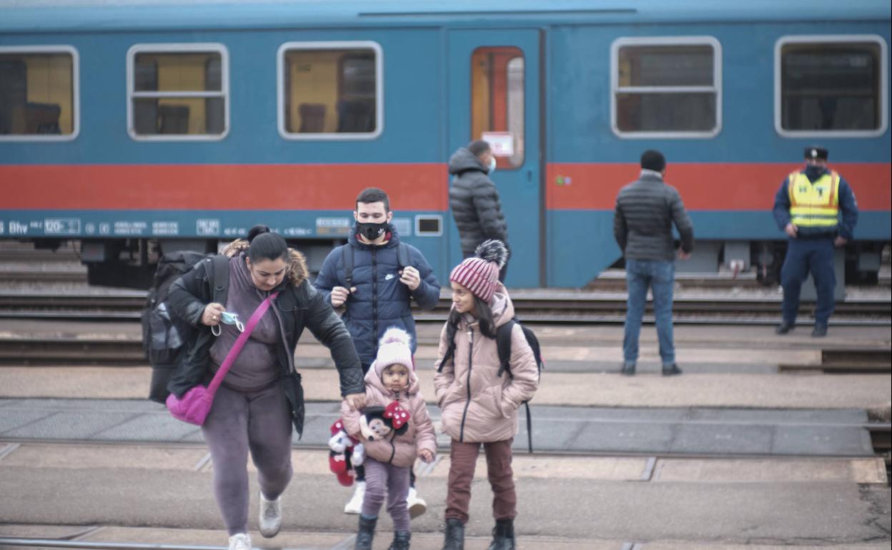 Una familia ucraniana huye de la guerra. 